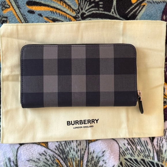 Burberry Black and Gray Checkered Wallet new - Picture 2 of 5